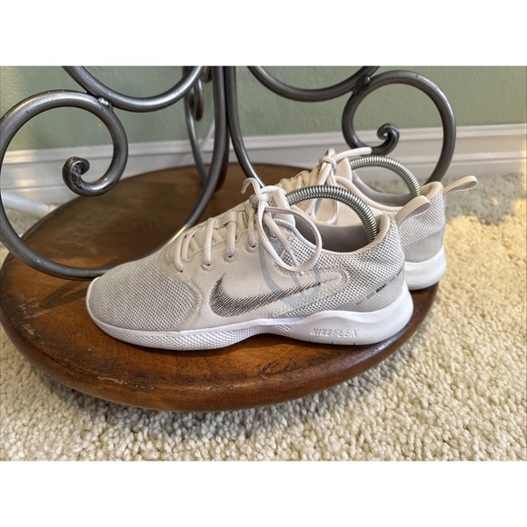 WOMEN`S NIKE FLEX EXPERIENCE RN 10 ATHLETIC SNEAKERS SIZE 8.5 WHT/SLVR - Picture 1 of 5